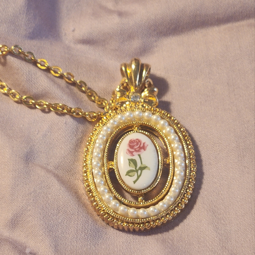 Avon Gold and Cream Floral Pendant Necklace Mothers Day Gift